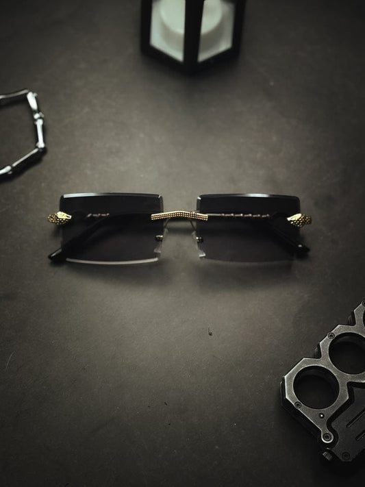 Men's Fashion Cut Edge Alloy Glasses With Snake-like Temples